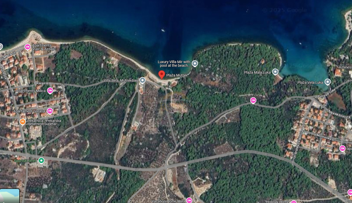 Zemljišče se nahaja v turistično-komercialni coni T1 - 50 m od plaže Mutnik, Mirca